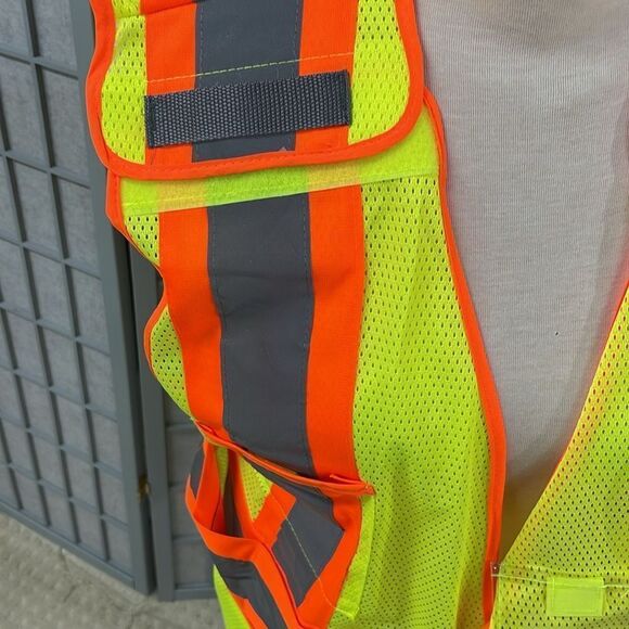 High-Visibility Safety Vest with Reflective Stripes. One size. - Picture 4 of 7